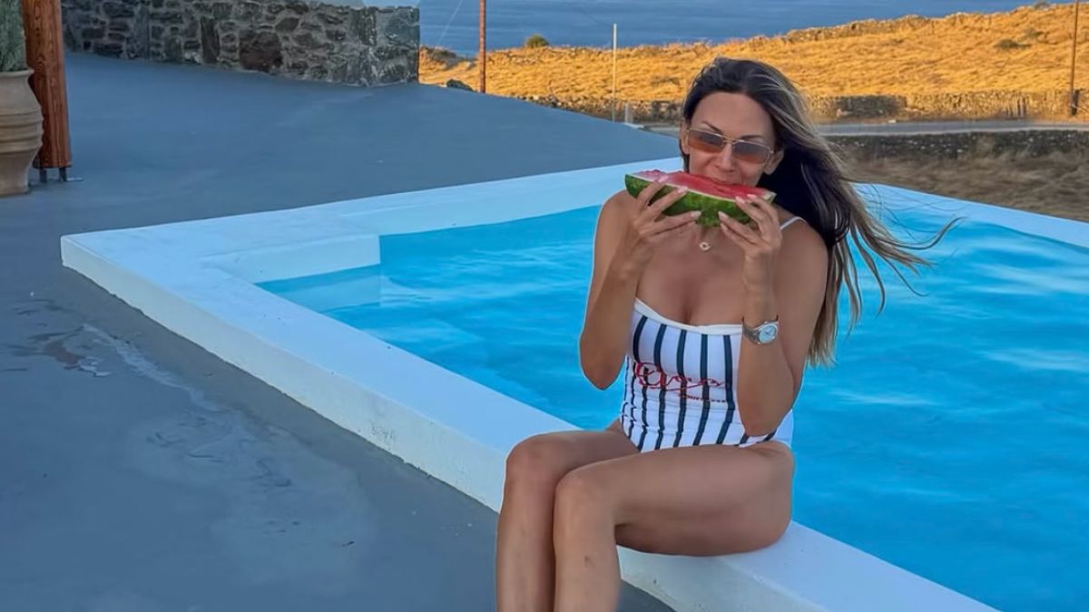 Έλλη Κοκκίνου: Οι καλοκαιρινές στιγμές στην Κύθνο με ριγέ μαγιό