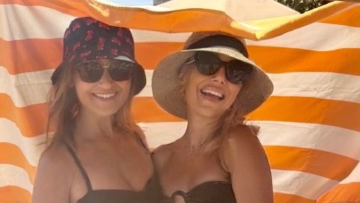 Μάρα Ζαχαρέα – Τίνα Μεσσαροπούλου: “Matchy-matchy” στην παραλία με τα πιο κομψά μαύρα μπικίνι