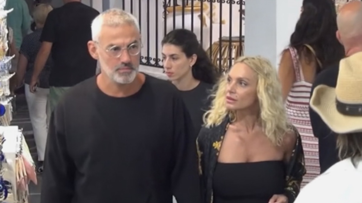 Ελεονώρα Ζουγανέλη – Νίκος Συρίγος: Βραδινή βόλτα χέρι χέρι στα Ματογιάννια της Μυκόνου