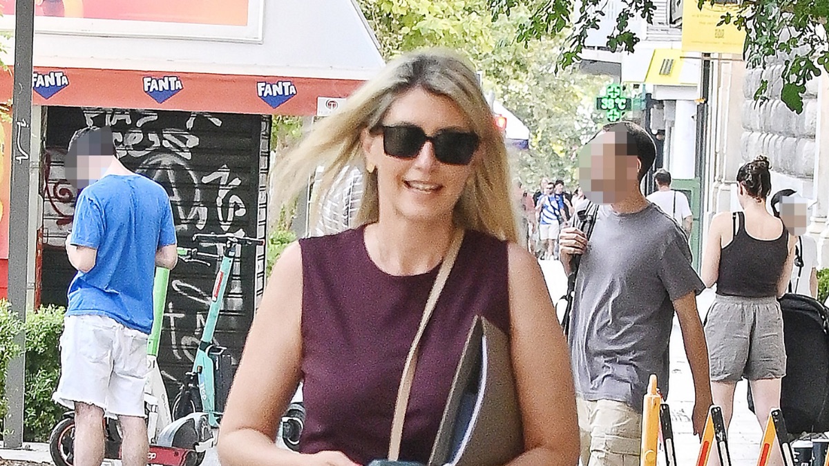 Σία Κοσιώνη: Χαμογελαστή στο κέντρο της Αθήνας πριν από τη νέα τηλεοπτική της αρχή