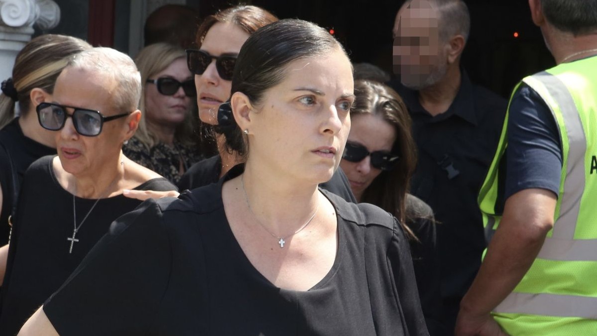 Κηδεία Δημήτρη Κόκοτα: Ράγισε καρδιές ο επικήδειος της συζύγου του – «Η ψυχή που αγάπησα είναι μαζί μας»