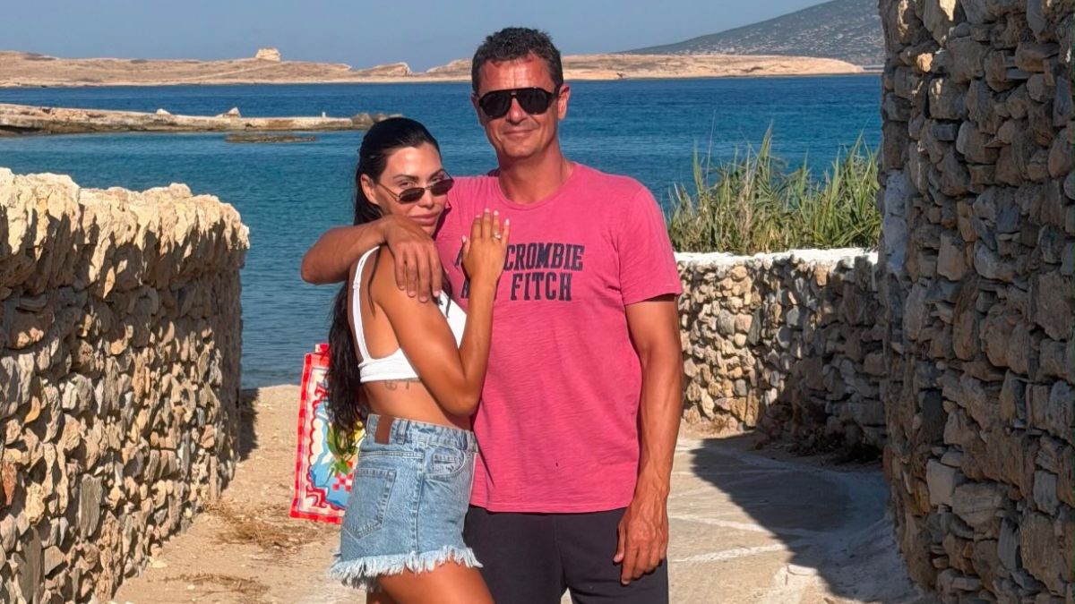 Αντώνης και Ιωάννα Σρόιτερ: Ποζάρουν αγκαλιασμένοι στις Κυκλάδες – Το χιουμοριστικό σχόλιο για τη σχέση τους