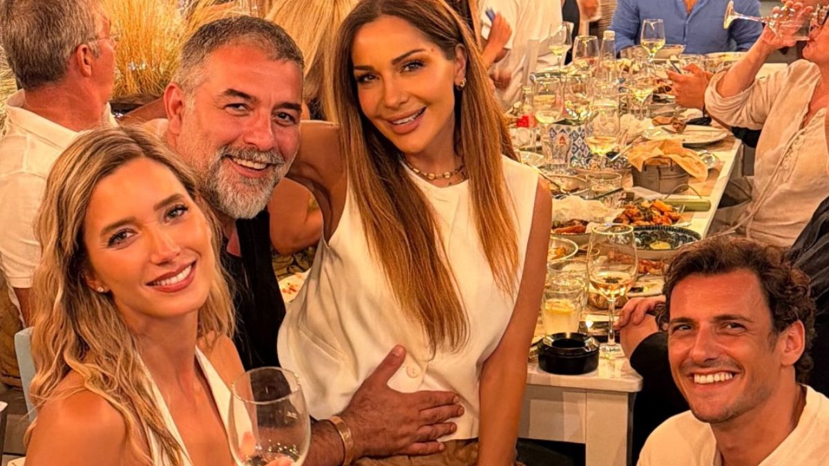 Δέσποινα Βανδή και Βασίλης Μπισμπίκης: Στην Αντίπαρο με τη Γιολάντα Καλογεροπούλου και τον Σταύρο Σβήγκο