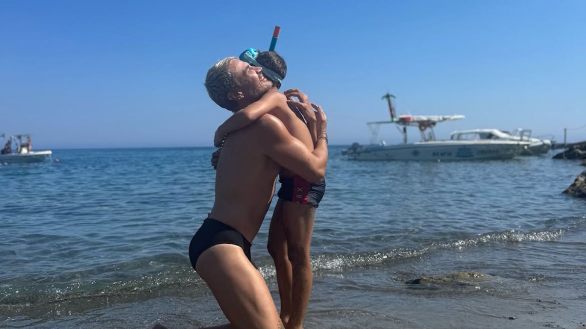 Παντελής Τουτουντζής: Αγκαλιά με τα παιδιά του στην παραλία περιμένουν να επιστρέψει ο σύζυγός του