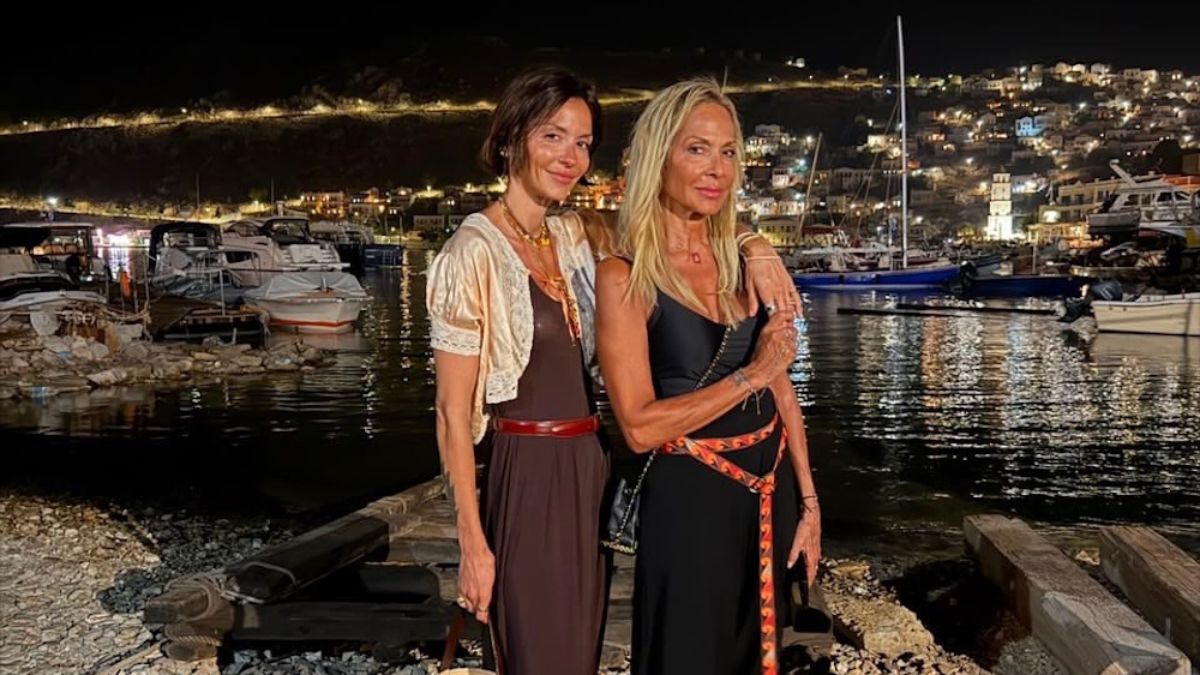 Σοφία Καρβέλα – Άννα Βίσση: Ποζάρουν αγκαλιά στο γραφικό λιμάνι της Σύμης