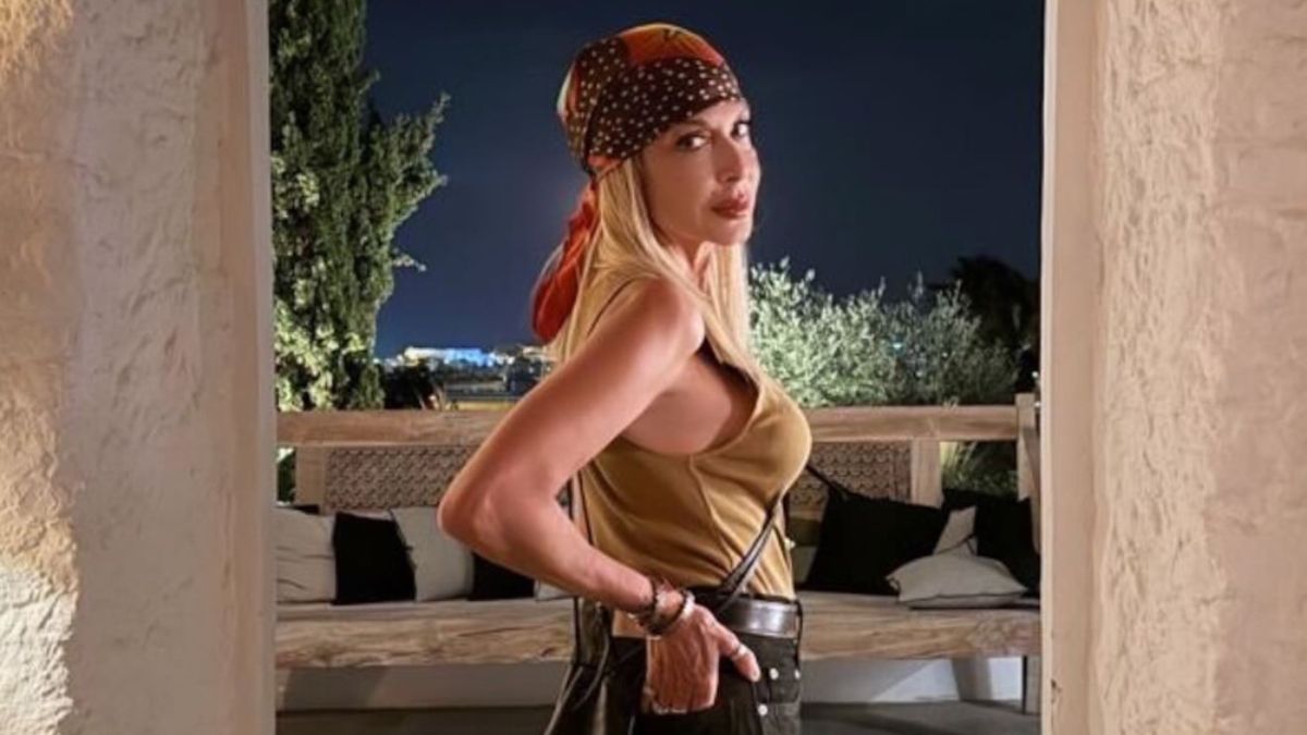 Άννα Βίσση: Μετά τη Σύμη ταξίδεψε με σκάφος στη Σαντορίνη