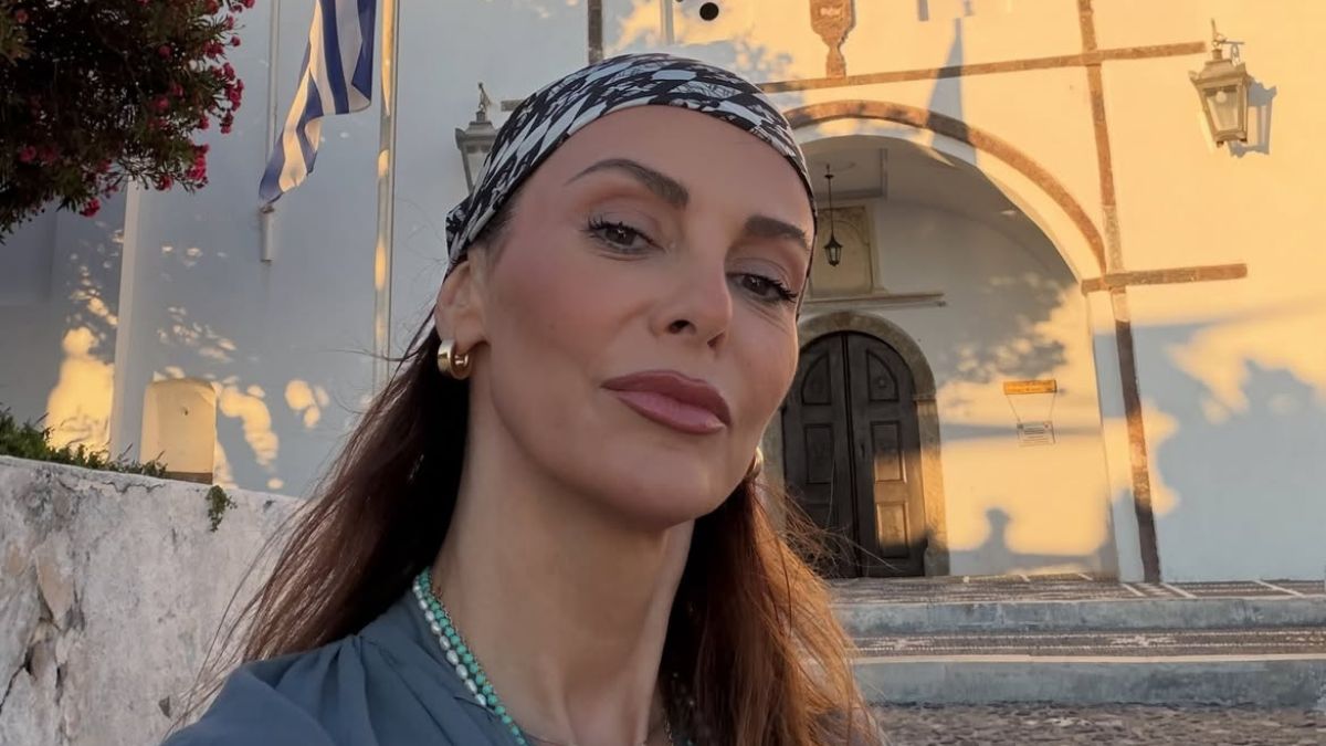 Μπέττυ Μαγγίρα: Στη Σαντορίνη με την οικογένειά της