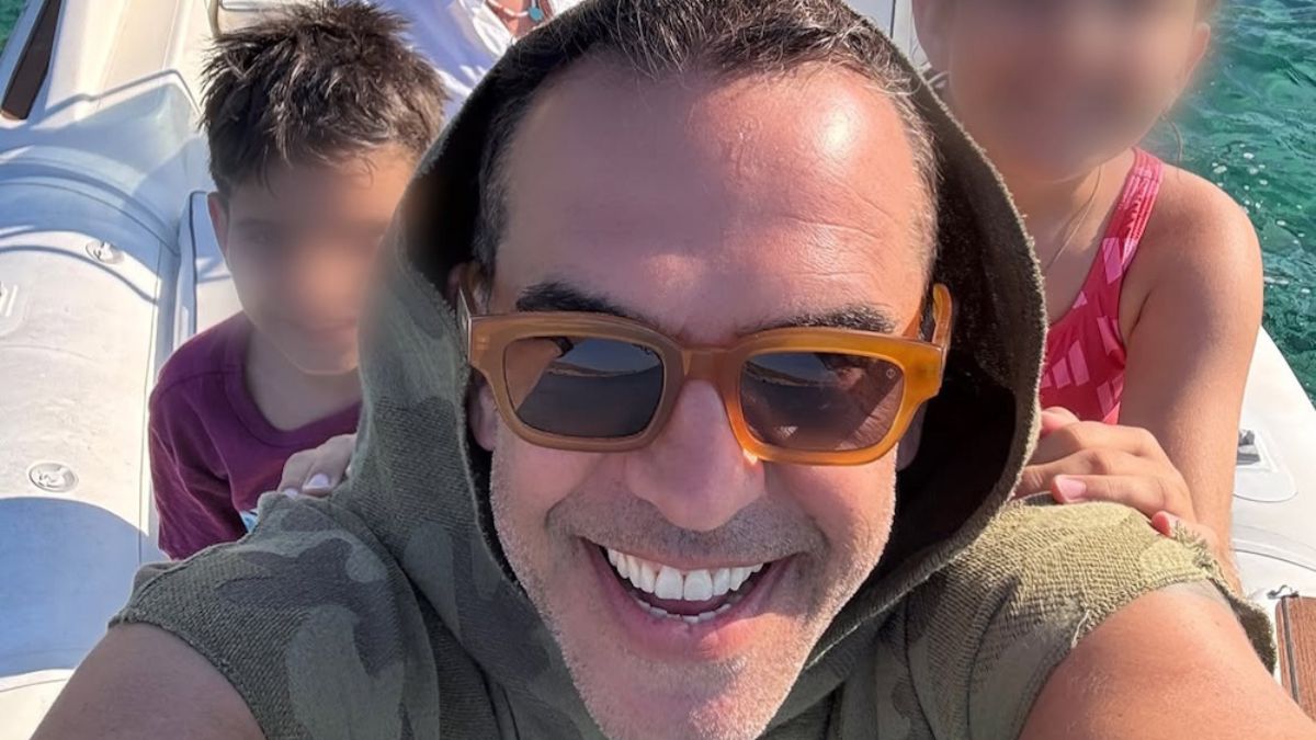 Στέφανος Κωνσταντινίδης: Τα πιο χαρούμενα γενέθλια με τα δύο του παιδιά στη θάλασσα