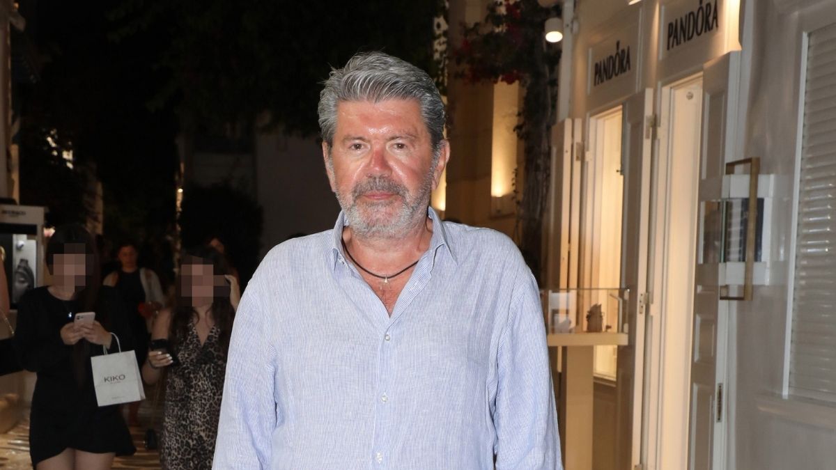 Γιάννης Λάτσιος: Χαλαρές στιγμές στο Ξυλόκαστρο – Η νυχτερινή απόδραση δίπλα στη θάλασσα