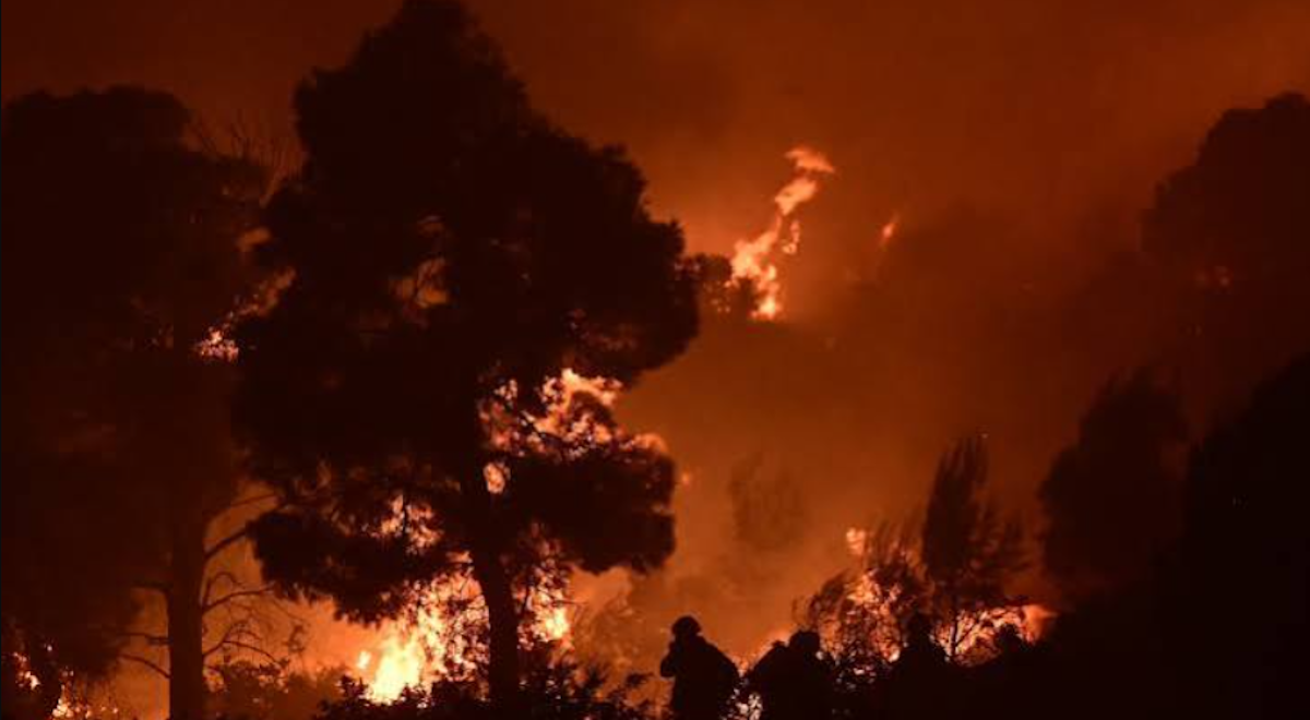 Εκτός ελέγχου η φωτιά στο Πόρτο Γερμενό – Καίγονται σπίτια