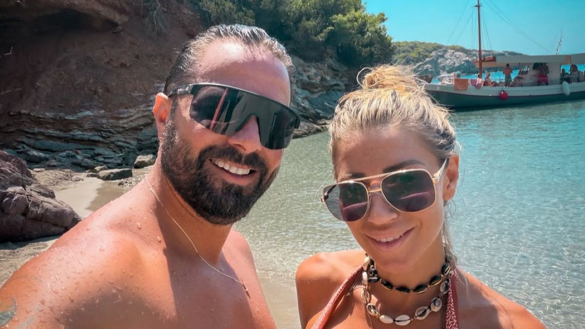 Ηλίας Βρεττός: «Paradise found» στη Σκύρο – Το καλοκαιρινό άλμπουμ των 20 φωτογραφιών με τη σύζυγό του