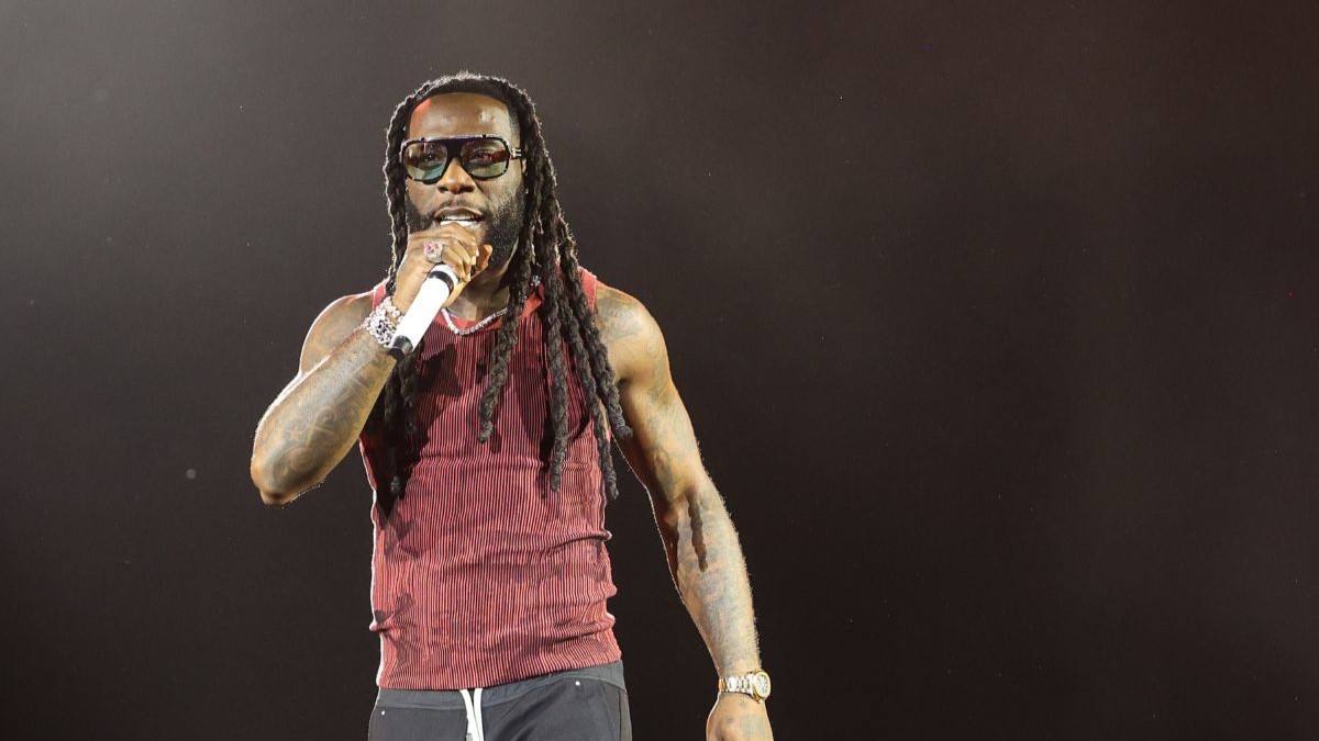Ο Burna Boy θα τραγουδήσει στο ημίχρονο του αγώνα NFL στο Παρίσι