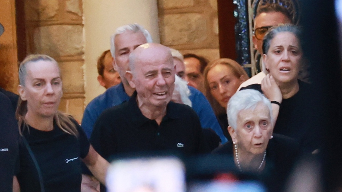 Η συγκλονιστική στιγμή όπου η σορός του Γιώργου Μαζωνάκη φτάνει στην εκκλησία και περνά μπροστά από την οικογένειά του