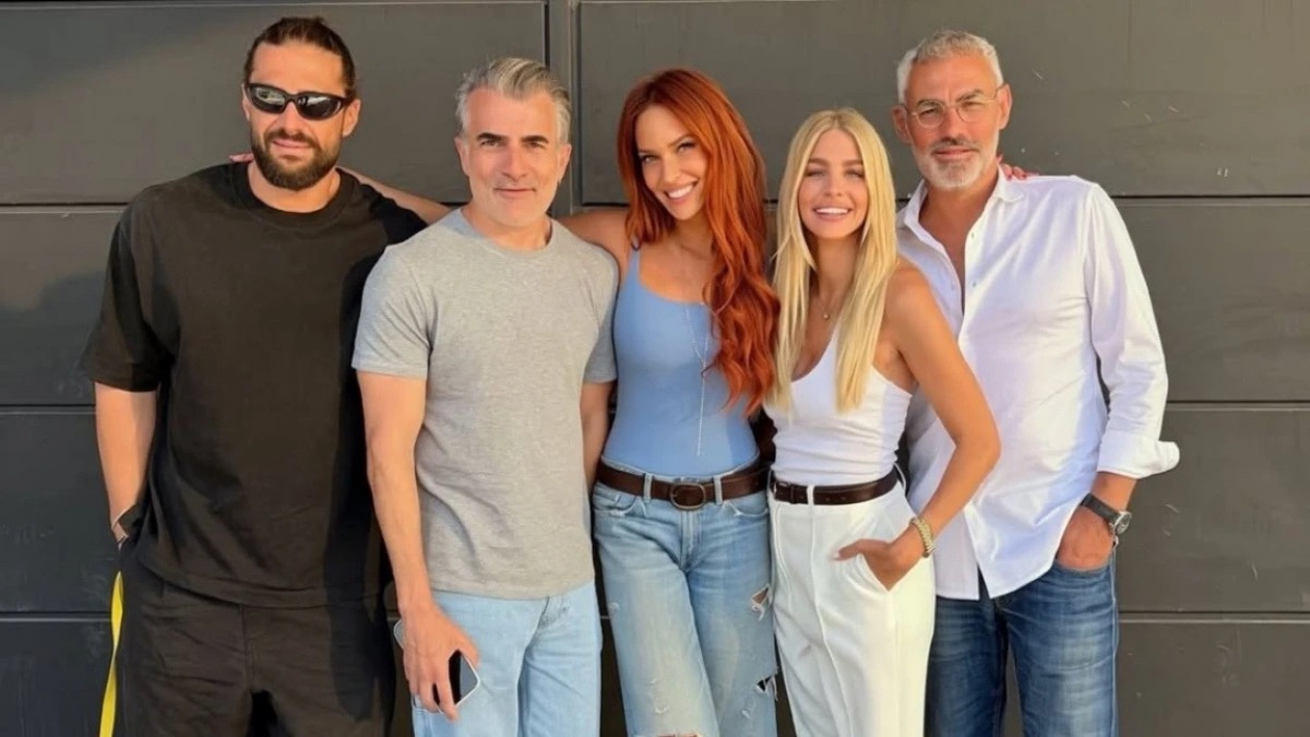 «Χαμογέλα και πάλι»: Το απολαυστικό backstage βίντεο της ομάδας πριν την πρεμιέρα και οι ατάκες που ξεχώρισαν