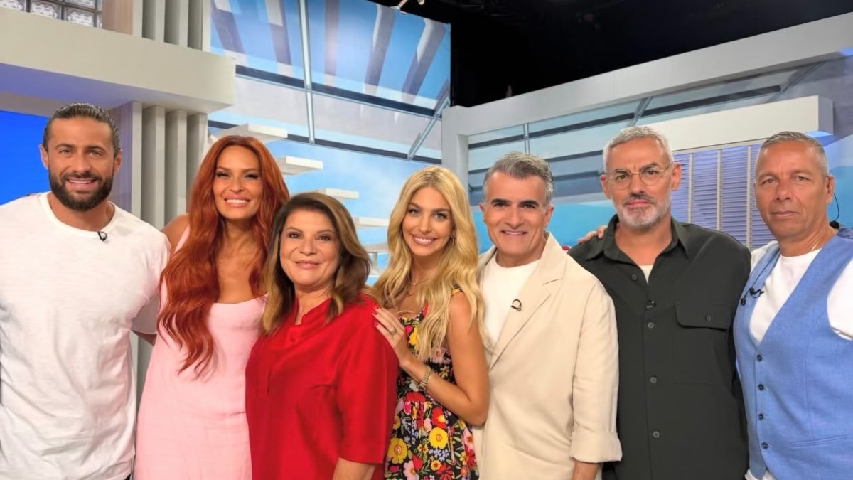 Αργυρώ Μπαρμπαρίγου: «Ξεκινάμε με χαμόγελα και θετική ενέργεια» – Η ομαδική φωτογραφία μέσα από το πλατό του «Χαμογέλα και πάλι»