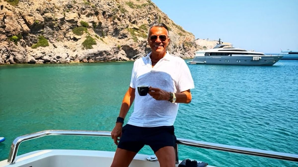 Ηλίας Ψινάκης: Περιέγραψε πως παρευρέθηκε σε λαμπερό πάρτι στη Μύκονο, στο οποίο τραγουδούσε ο Σάκης Ρουβάς