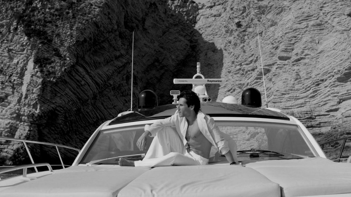 Πέτρος Ιακωβίδης: Παρουσιάζει το νέο του videoclip «Παγκόσμιο Φαινόμενο» με συμπρωταγωνιστή έκπληξη