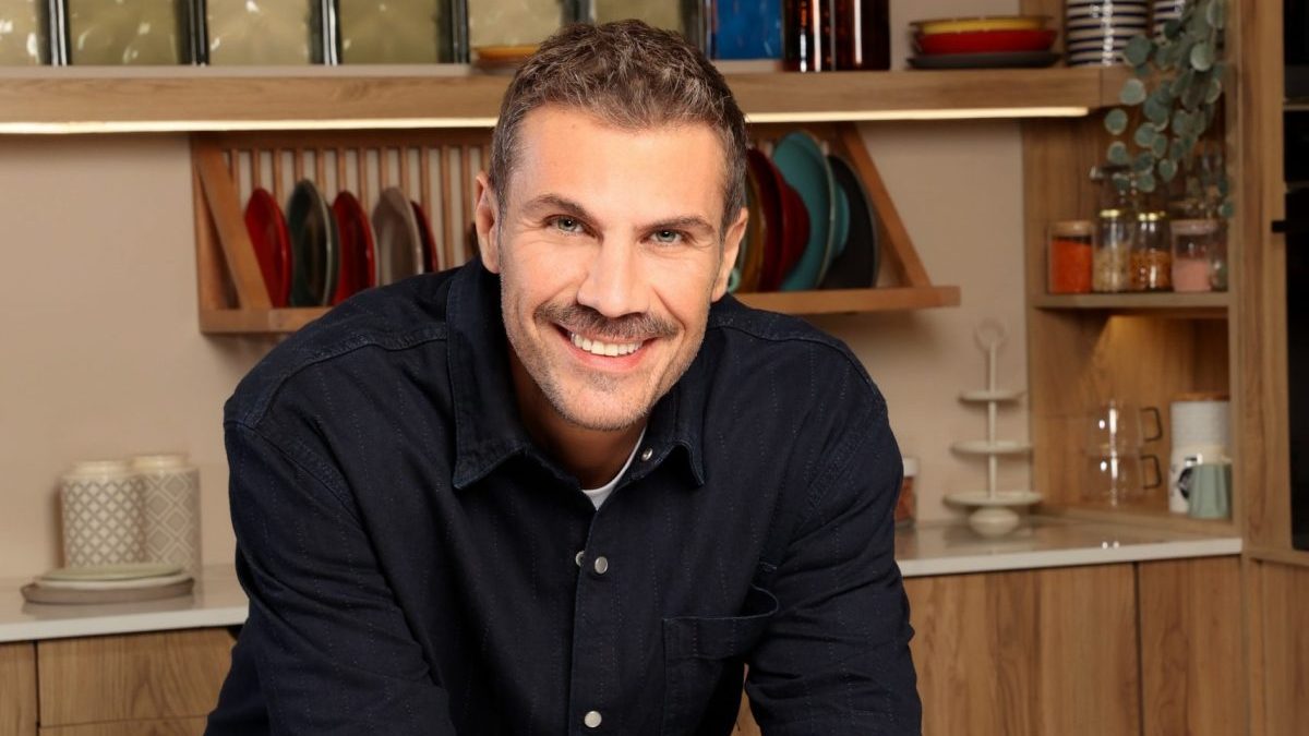 Είναι επίσημο! Ο Άκης Πετρετζίκης στον ΣΚΑΪ