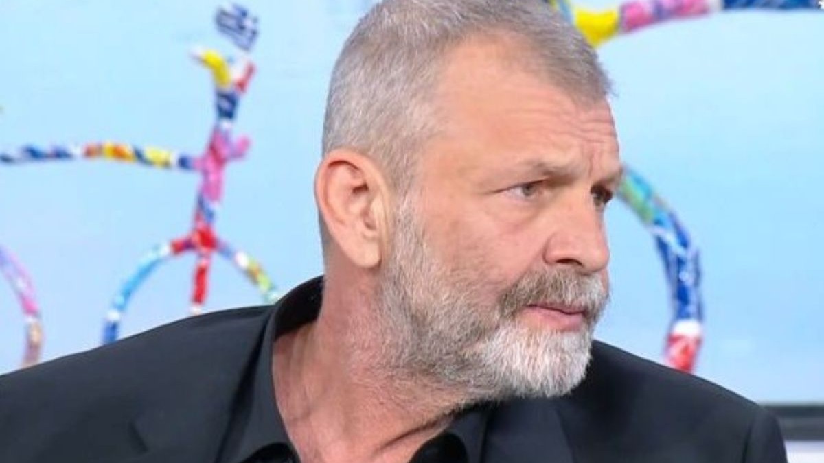 Απόστολος Γκλέτσος για τον θάνατο του Μαζωνάκη: «Θρηνήσαμε αυτόν τον άδικο χαμό αυτού του τόσο αγαπητού και μεγάλου καλλιτέχνη. Μετά από αυτό ας ξυπνήσουμε»