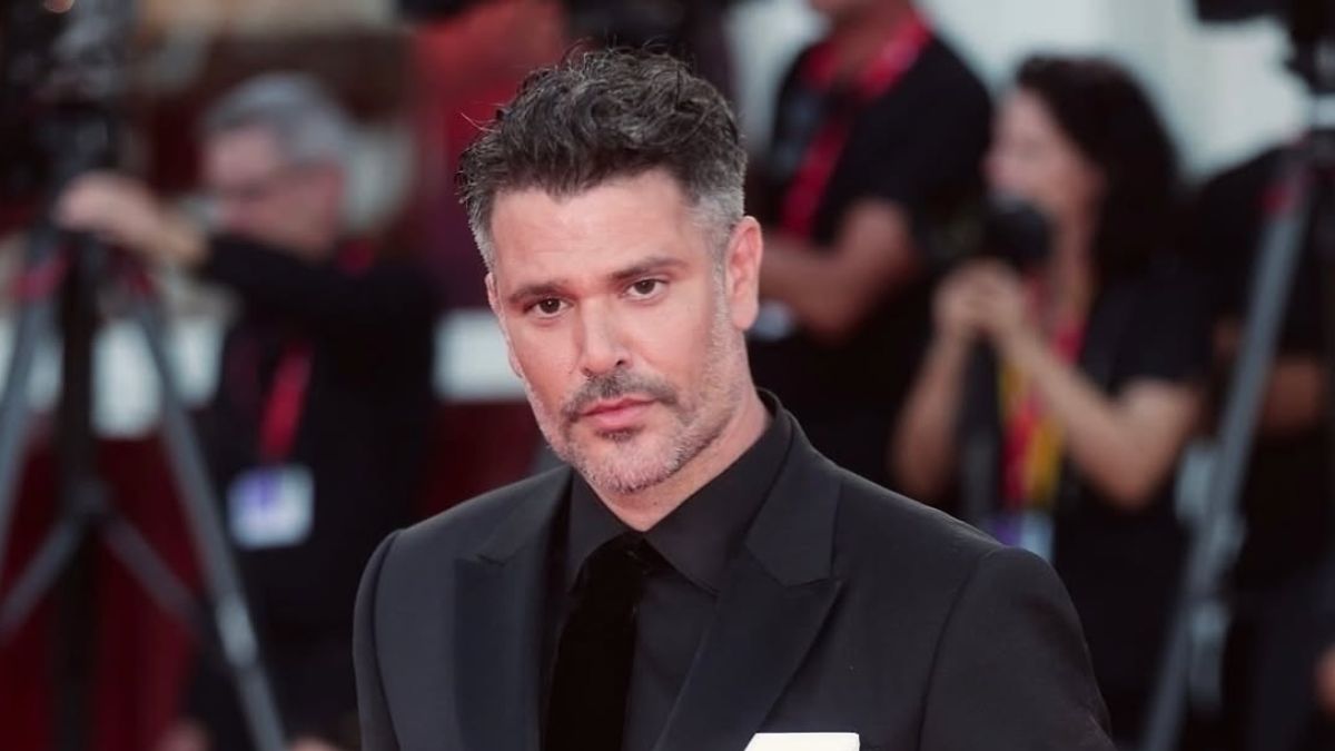 Μιχάλης Λεβεντογιάννης: Σαν άλλος «Mr Nelson» στο κόκκινο χαλί της Βενετίας – Η total black εμφάνιση που κέρδισε τις εντυπώσεις