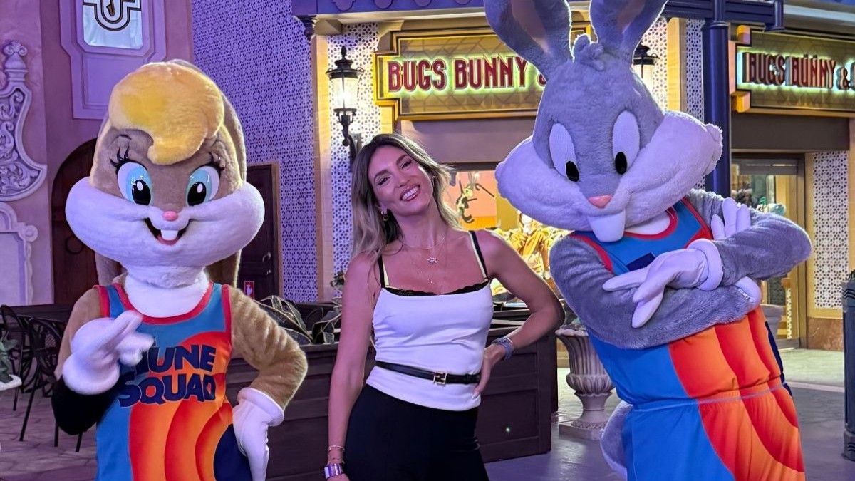 Η Αθηνά Οικονομάκου επισκέφθηκε τη Warner Bros στο Άμπου Ντάμπι: «Λυπάμαι πολύ που δεν έχω τα παιδάκια μου εδώ μαζί»