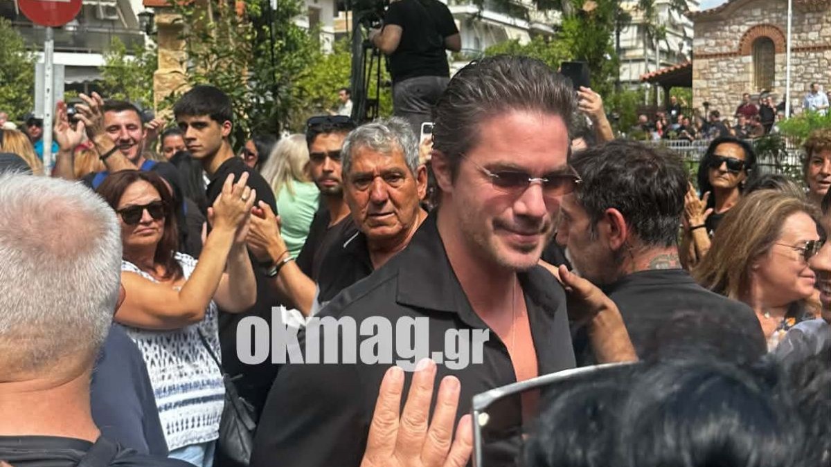 Νίκος Οικονομόπουλος: Στην κηδεία του Γιώργου Μαζωνάκη – Οι εικόνες από την άφιξή του στην Αγία Τριάδα