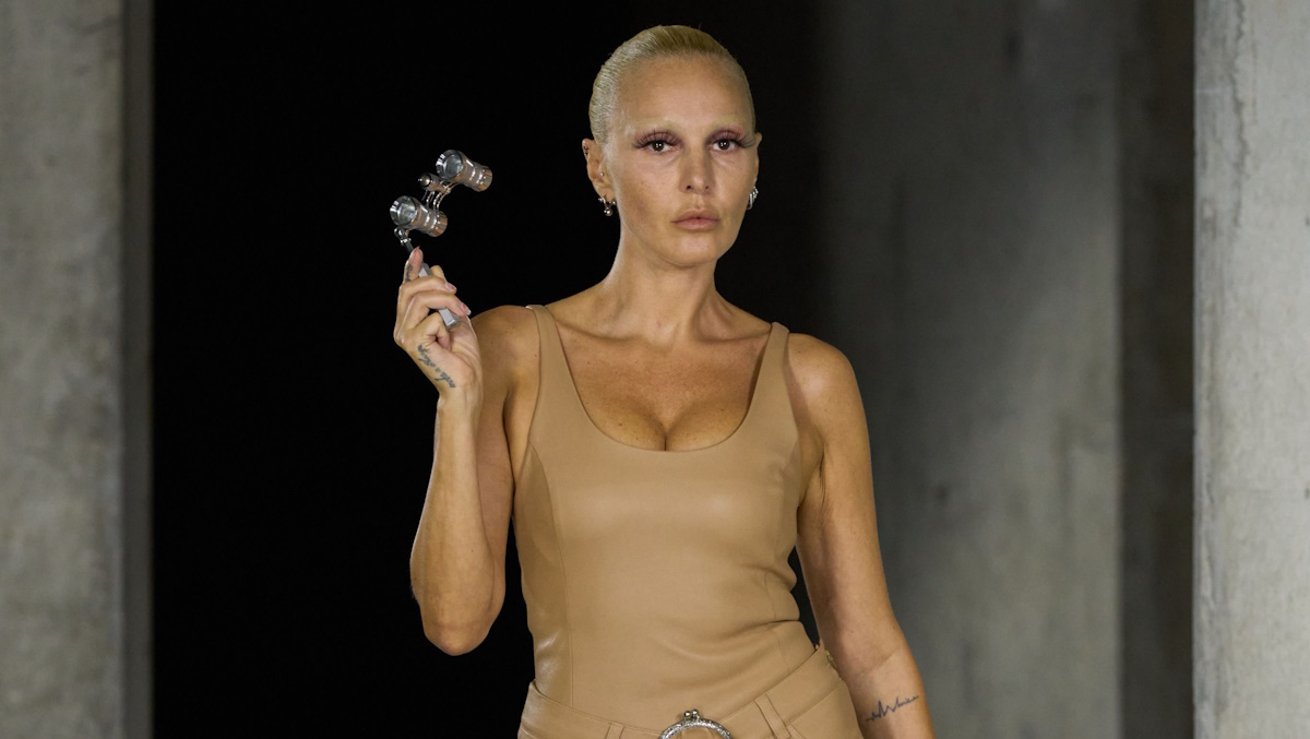 Η Τάμτα κάνει το runway debut της στο London Fashion Week για τη Natasha Zinko