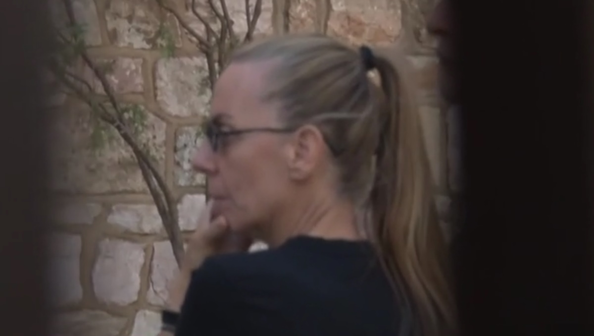 Γιώργος Μαζωνάκης: Συγκλονισμένη η αδελφή του Βάσω διαβάζει τα λόγια αγάπης του κόσμου
