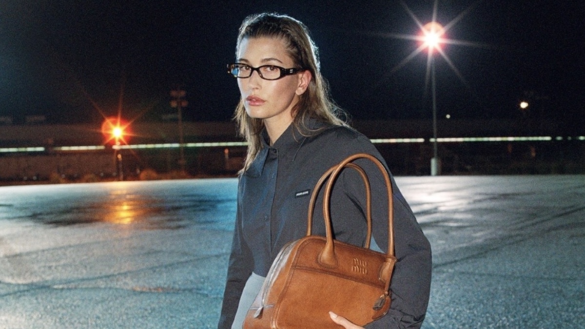 Χέιλι Μπίμπερ και Miu Miu: Η φιλοσοφία της Miuccia Prada για το brand και τη χειμερινή collection 2026-27