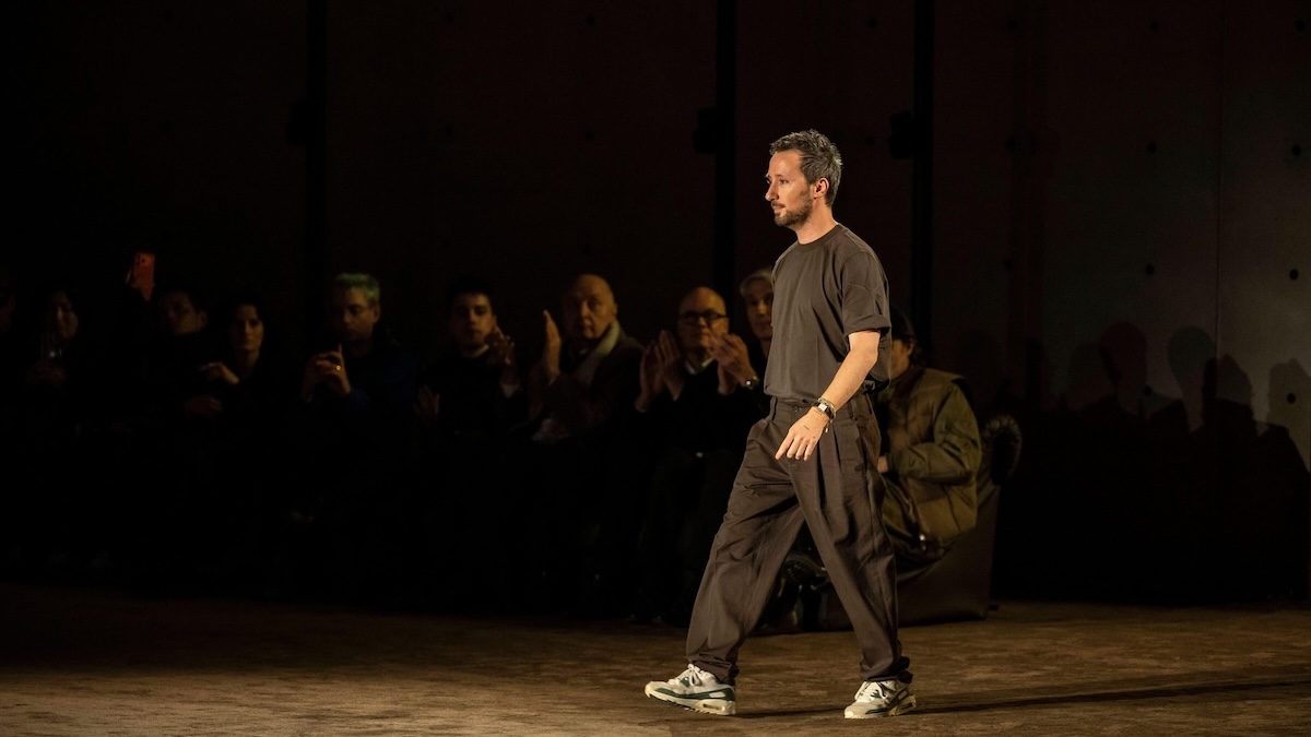 Saint Laurent: Τέλος εποχής για τον Άντονι Βακαρέλο – Αποχωρεί από τον οίκο μετά από μία δεκαετία