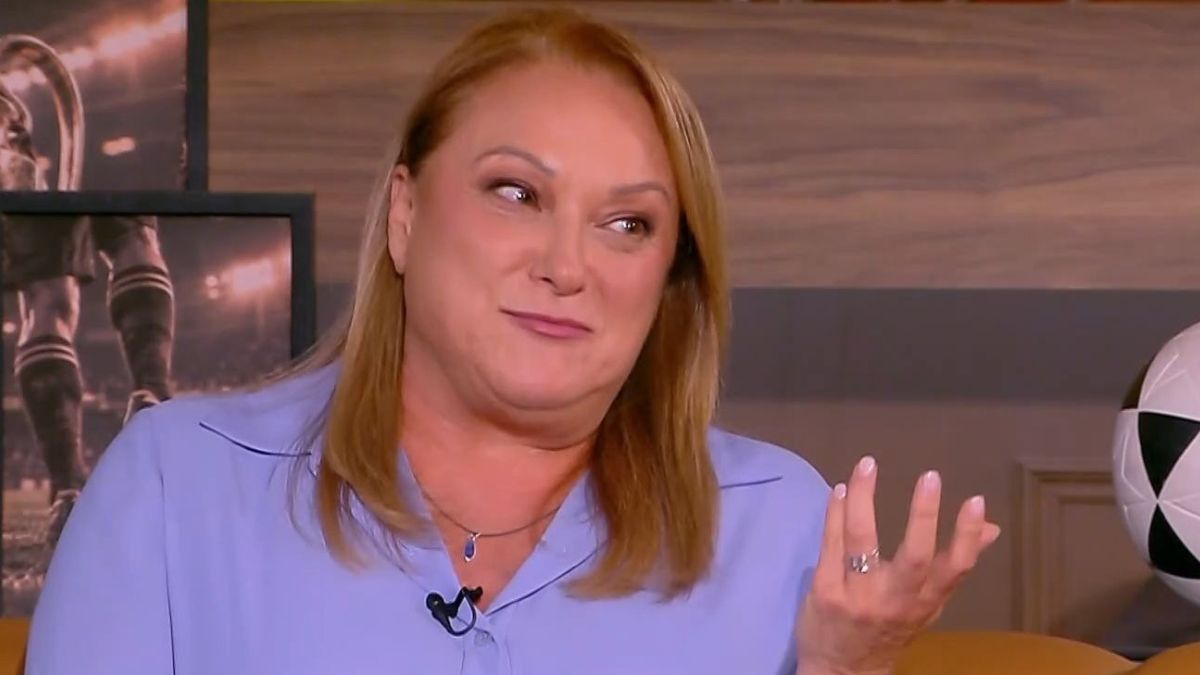 Ρένια Λουιζίδου: «Ο μπαμπάς μου με έπαιρνε από μικρή στο γήπεδο και “κόλλησα”. Με τον Σπύρο Παπαδόπουλο βλέπαμε και την ώρα της παράστασης μπάλα»