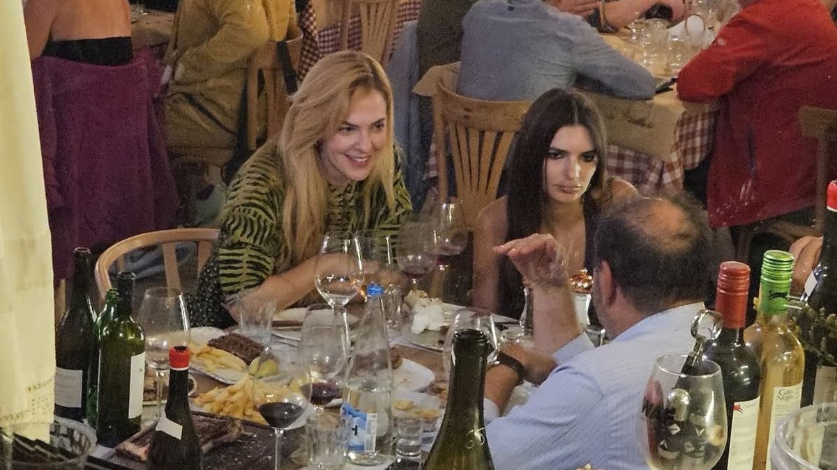 Ρομέν Γαβράς: Γευμάτισε σε εστιατόριο μαζί με την Έμιλι Ραταϊκόφσκι και τη Ρένα Μόρφη – Οι φωτογραφίες από τη βραδιά