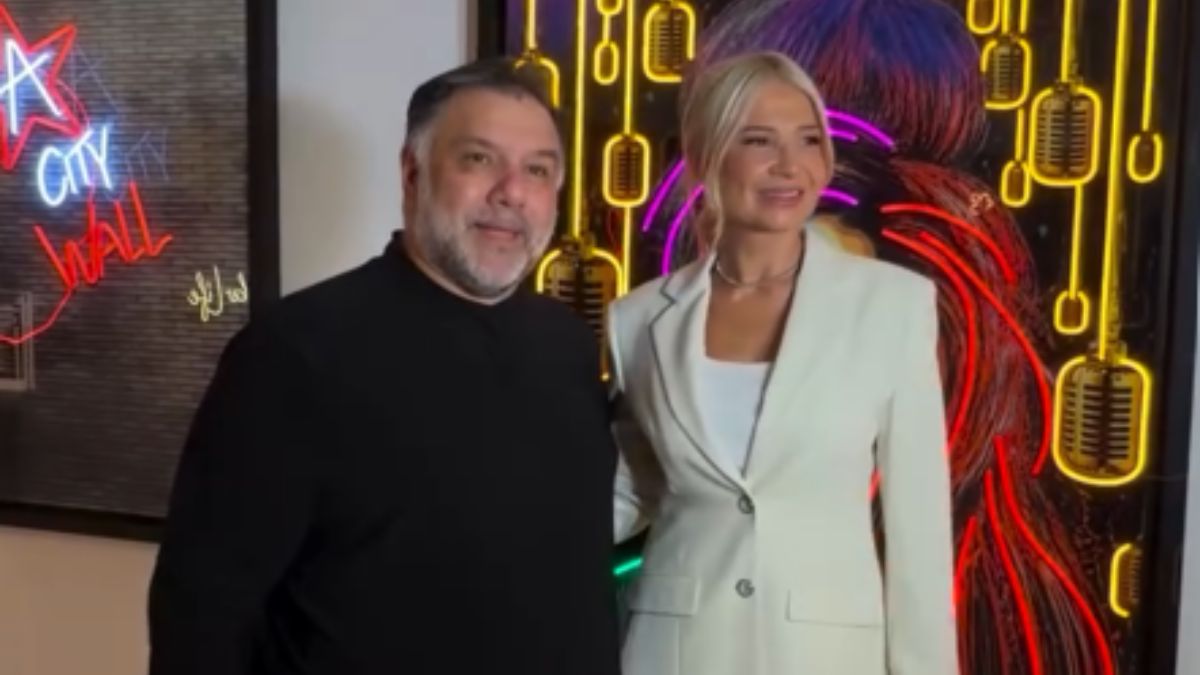Γρηγόρης Αρναούτογλου: Πλήθος επωνύμων στα λαμπερά εγκαίνια της δεύτερης έκθεσης φωτογραφίας του – Στο πλευρό του η σύντροφός του, Νάνσυ Αντωνίου