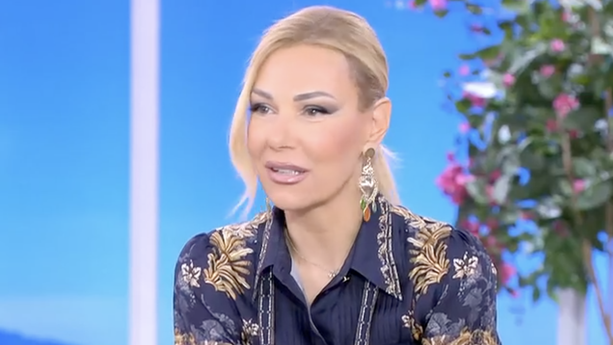 Τίνα Μεσσαροπούλου: Ξεσπά για τα κακόβουλα σχόλια μετά την περιπέτεια υγείας του συζύγου της – «Μας έλεγαν ωραίο το θεατράκι στην Επίδαυρο»